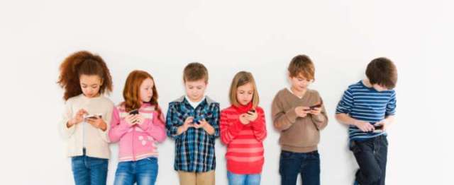 kids-using-cellphones